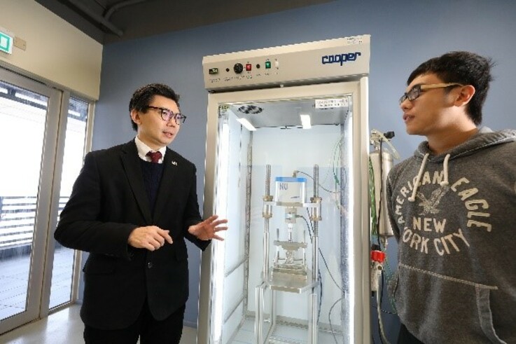 Ir Dr. Gordon Leung and student